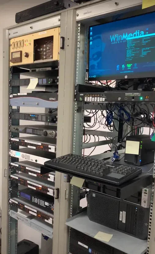 Studio radio équipé et flux diffusé en ligne, hébergé sur la plateforme de streaming Infomaniak